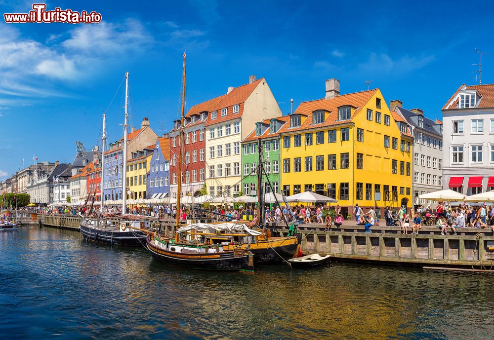 Immagine Il distretto di Nyhavn a Copenaghen, Danimarca. Qui visse anche Hans Christian Handersen, l'autore della fiaba La Sirenetta.