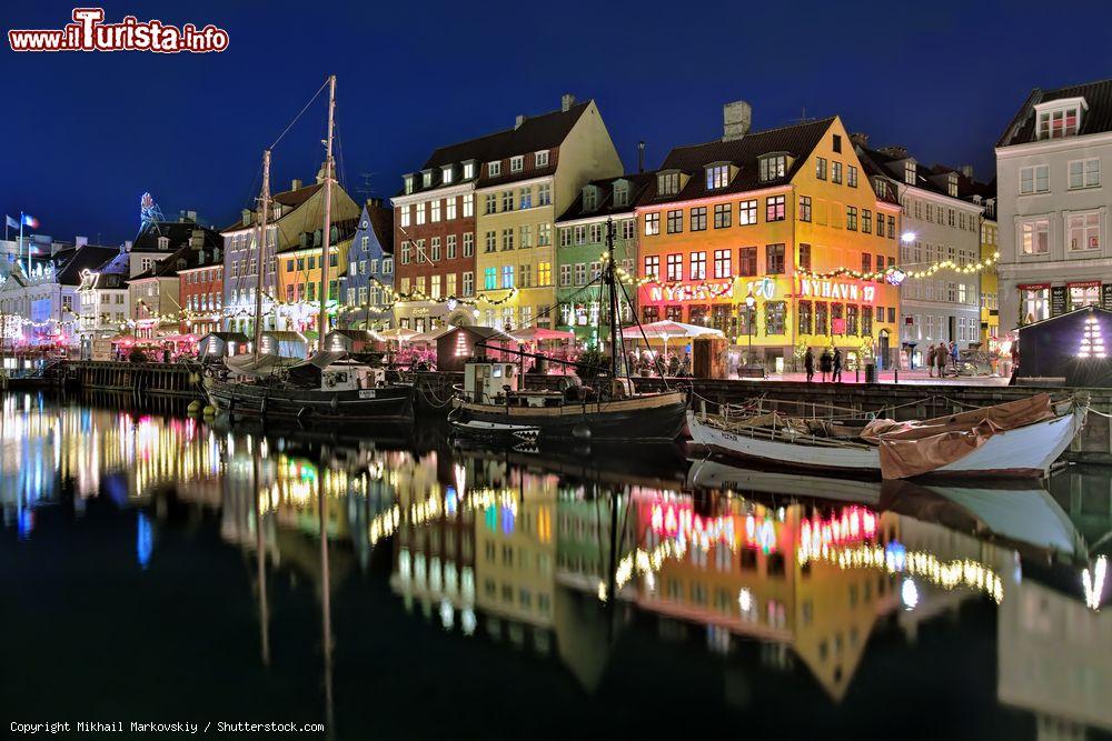 Immagine Una veduta serale di Nyhavn a Copenaghen, Danimarca. Su questo bel quartiere affacciato sul lungomare della capitale danese vi sono pittoresche case colorate del XVII° secolo, ristoranti, bar e locali di intrattenimento - © Mikhail Markovskiy / Shutterstock.com