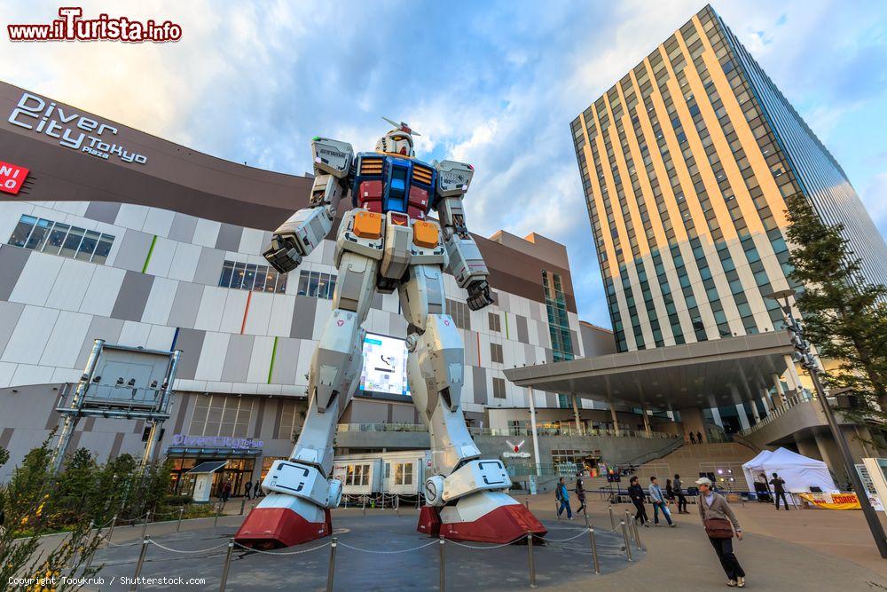 Immagine La statua di Gundam Front a Tokyo che fino a Marzo 2017 caratterizzà questo angolo della capitale del Giappone, sull'isola di Odaiba. - © Tooykrub / Shutterstock.com
