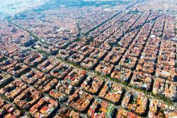 Vista area del quartiere Eixample a Barcellona ...