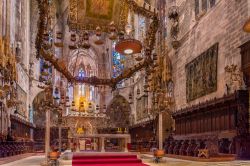 I ricchi interni  della Cattedrale di Palma di Maiorca che venne ristrutturata anche da antoni Gaudì - © foto-select / Shutterstock.com
