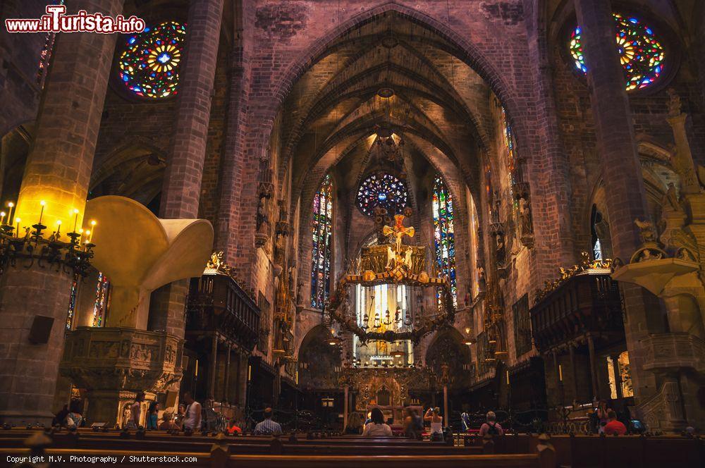 Immagine Navata centrale della chiesa gotico-romanica della Seu de Mallorca, la Cattedrale dei Palma di Maiorca - © M.V. Photography / Shutterstock.com