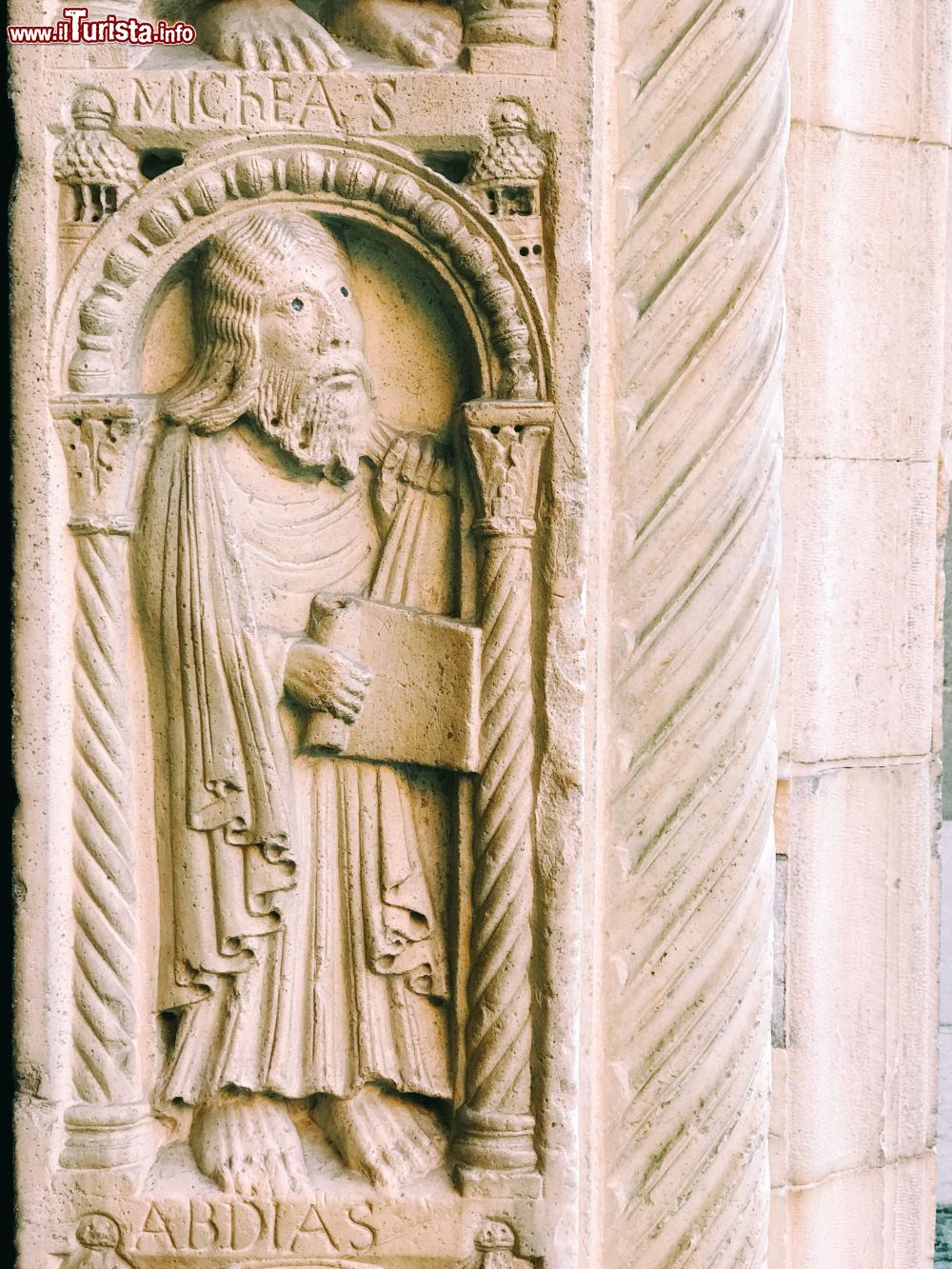 Immagine Duomo di Modena, il dettaglio del Portale Maggiore con figura di un profeta