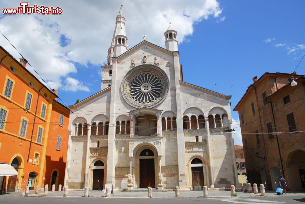 Immagine La facciata della Cattedrale romanica di Modena, dedicata all'Assunta in Cielo e a San Giminiano