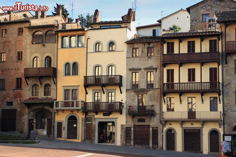 Immagine Le facciate delle case che circondano la storica Piazza Grande di Arezzo