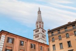La torre della ghirlandina fotografata dal centro di Modena. Alta circa 90 metri è il simbolo indiscusso della città emiliana