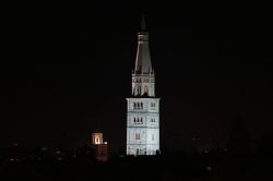 La torre della Ghirlandina in notturna a vegliare sul centro di modena