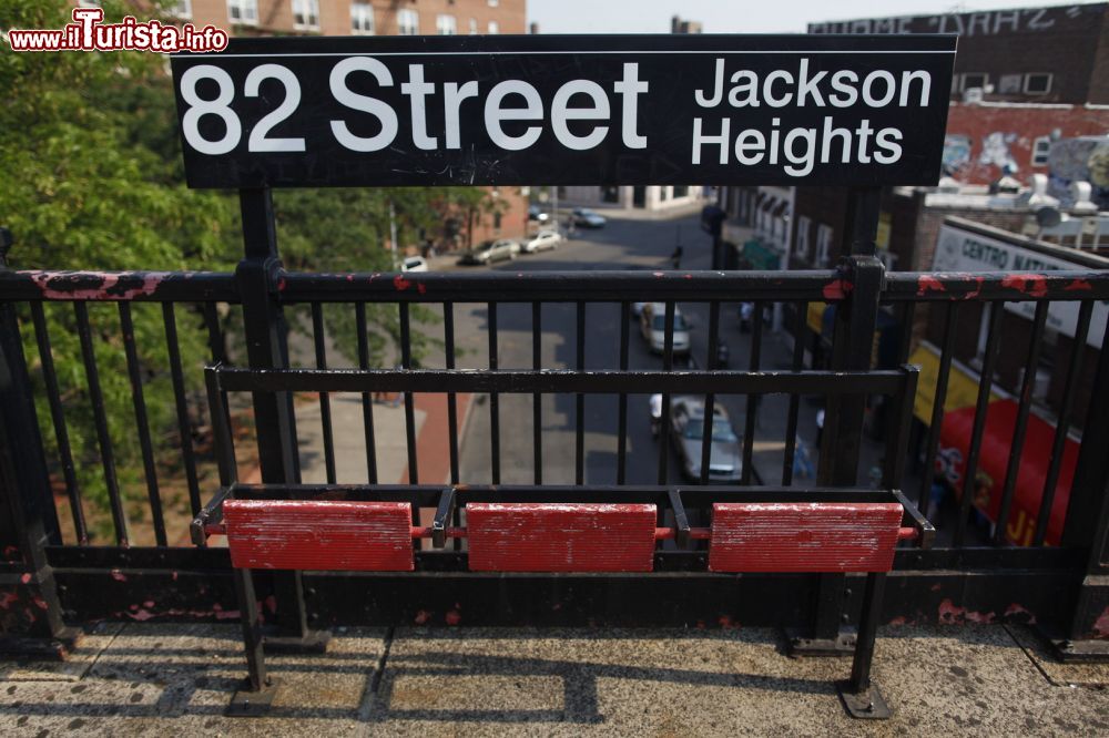 Immagine New York City, il quartiere multietnico di Jackson Heights - © joebuglewicz