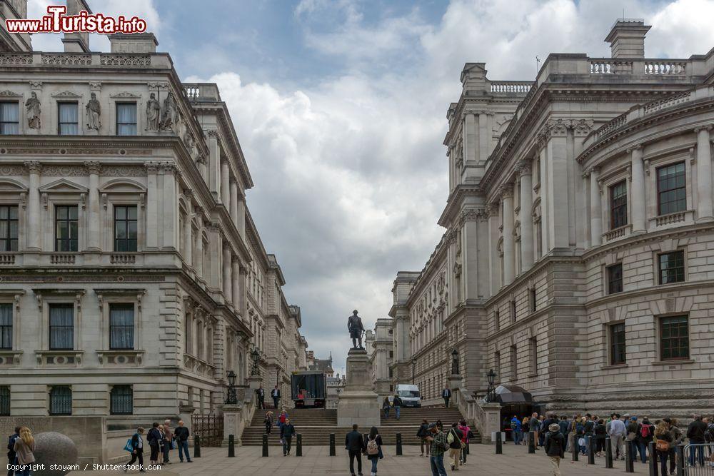 Immagine Ingresso del Churchill Museum di Londra. Qui dentro potrete rivivere le atmosfere londinesi del periodo della Seconda Guerra Mondiale - © stoyanh / Shutterstock.com