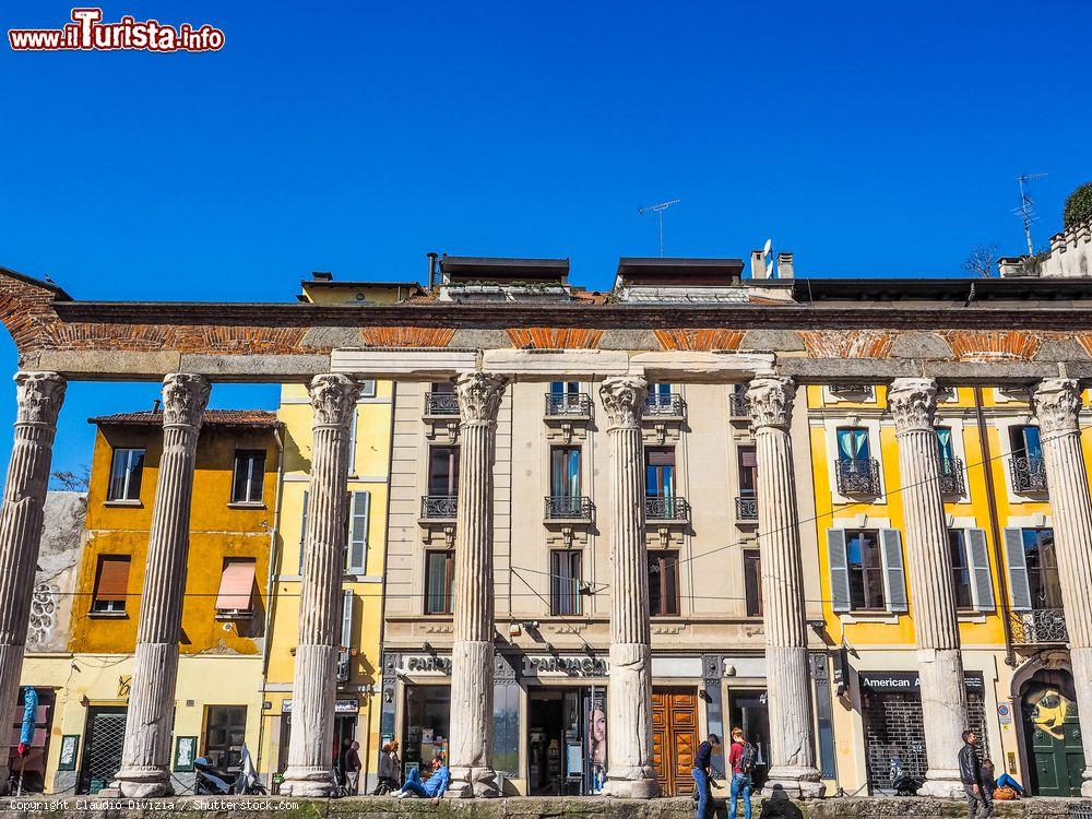 Immagine A Milano, su Corso di Porta Ticinese, si trovano sedici colonne di marmo con capitelli corinzi, note come "Colonne di San Lorenzo" - foto © Claudio Divizia / Shutterstock.com