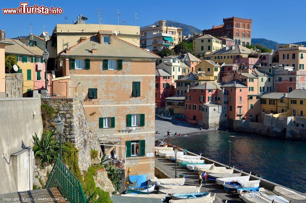 Immagine La piazza Enrico Bassano e la spiaggia di Boccadasse a Genova - © Okunin / Shutterstock.com