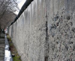 Un tratto originale del Muro di Berlino presso il centro di documentazione "Topographie des terrors" (Topografia del Terrore), in Niederkirchnerstraße.