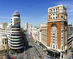 La Gran Vía di Madrid è la strada più famosa della capitale spagnola. Qui si può notare il Palacio de la Prensa - foto © luisrsphoto / Shutterstock.com