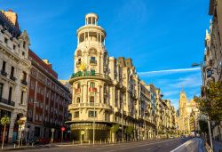 Madrid, Spagna: l'Edificio Grassy sulla Gran Vía, la grande strada nel centro della capitale iberica - foto © Leonid Andronov / Shutterstock.com