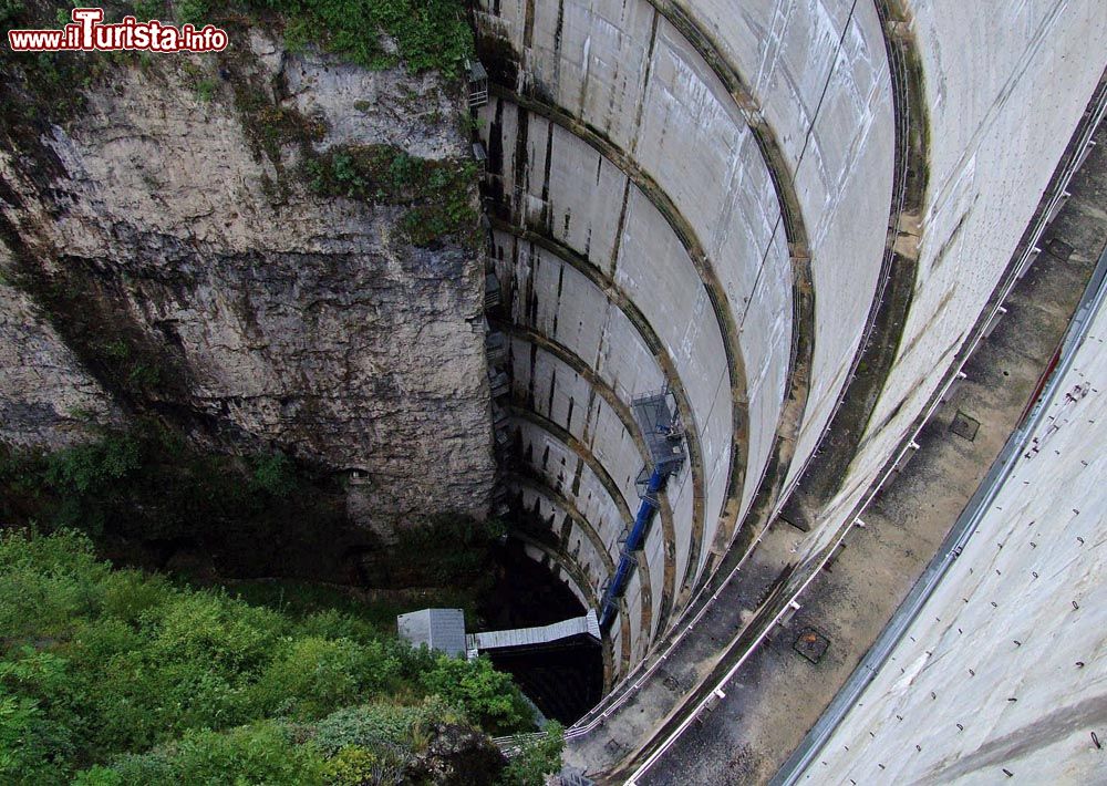 Diga di Santa Giustina, Trentino - Si trova in Val di Non (Trentino-Alto Adige) e, al momento della sua costruzione nel 1950, era la più alta d'Europa. Misura 148 metri e ha una capacità d'invaso di ben 180 milioni di metri cubi.
La diga di Santa Giustina sfrutta le acque del Noce, è del tipo a volta e fu realizzata per alimentare l'impianto idroelettrico di Taio direttamente dal serbatoio. Alla sua realizzazione lavorarono oltre 3000 operai.
Oggi è visibile anche percorrendo in auto la statale che risale la Val di Non, dopo il bivio per la Mendola, transitando sul ponte che attraversa il fiume Noce - © Olgesha / Shutterstock.com