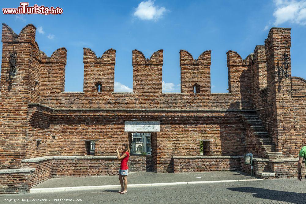 Immagine Una turista in visita a Castelvecchio (Verona), uno degli edifici più affascinanti e visitati della città veneta - foto  © Jorg Hackemann / Shutterstock.com