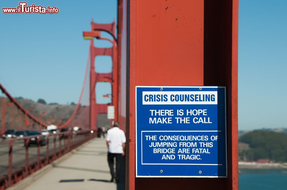 Immagine Un cartello su un pilone del Golden Gate Bridge a San Francisco (USA) ricorda alle persone che intendono suicidarsi che c'è ancora speranza e ivita a telefonare per richiedere aiuto.