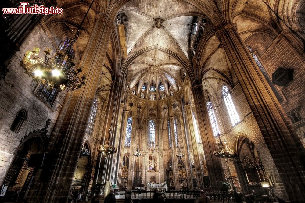 Immagine Interno della Cattedrale gotica di Barcellona intitolata a Santa Eulalia ma anche chiamata come Cattedrale della Croce