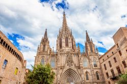 La Cattedrale di Santa Eulalia o della Croce si trova in centro a Barcellona