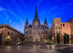 Panorama serale del Barrio Gotico e della Cattedrale gotica di Barcellona
