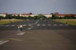 Il Tempelhofer Feld è attualmente il parco urbano più grande d'Europa. Si trova a Berlino (Germania) ed è stato ricavato dalla chiusura del vecchio aeroporto di Tempelhof - ...