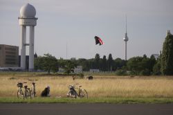 Il Tempelhofer Park (Berlino, Germania) è aperto dall'alba al tramonto e dispone di tre ingressi. L'accesso è gratuito e vi possono entrare anche i cani purchè ...