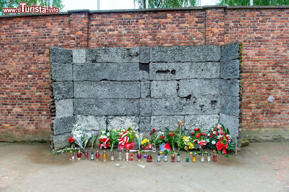 Immagine Il memoriale presso il Muro della Morte tra gli edifici n°10 e 11 del campo di concentramento di Auschwitz-Birkenau (Oświęcim, Polonia).