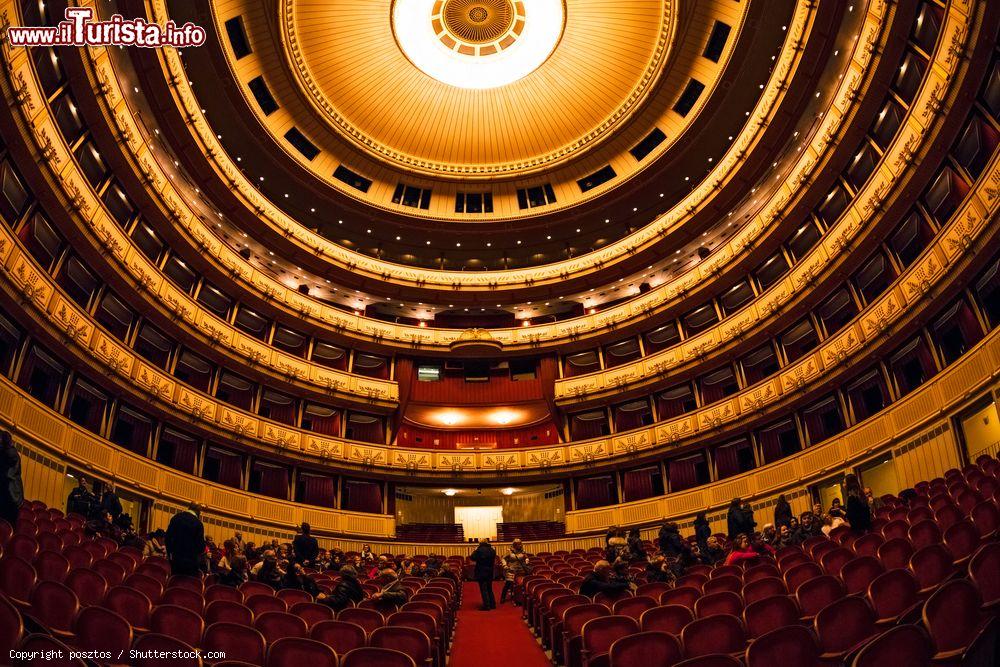 Immagine L'interno dell'Opera di Vienna, Austria. Ogni anno questo sontuoso teatro ospita fra i 50 e 70 eventi: opere liriche, balletti e concerti si svolgono quasi tutti i giorni - © posztos / Shutterstock.com