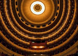 Le balconate all'Opera di Vienna, Austria. Questo bel teatro all'italiana fu inaugurato nel 1869 con la messa in scena del Don Giovanni di Mozart - © posztos / Shutterstock.com