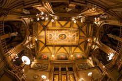 Il soffitto dello scalone d'onore dell'Opera di Vienna, Austria - © posztos / Shutterstock.com