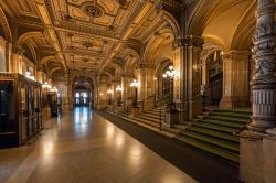 L'ingresso del Teatro dell'Opera di Vienna, Austria. La Wiener Staatsoper è uno dei monumenti simbolo della capitale viennese - © posztos / Shutterstock.com
