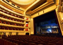 L'interno della Wiener Staatsoper, Austria. La capienza del teatro è di 1709 posti a sedere e 567 in piedi a cui se ne aggiungono una ventina dedicati a chi ha disabilità motorie ...