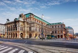 Una bella veduta dell'Opera di Vienna, Austria. Fra gli eventi più celebri qui ospitati vi è il Ballo dell'Opera, l'Opernball a cui prendono parte personaggi importanti ...