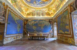 L'interno di Palazzo Farnese a Caprarola, provincia di Viterbo, Lazio. La Stanza delle Geografiche o del Mappamondo è una delle più rappresentative di questa sontuosa dimora ...