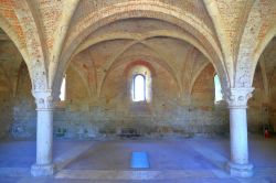 Gli archi in stile gotico della Sala Capitolare dell'abbazia di San Galgano, Siena, Toscana - © Inu / Shutterstock.com