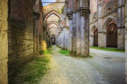 L'eremo abbandonato di San Galgano, Siena, Toscana. La luce soffusa del tramonto all'interno dell'abbazia senese.



