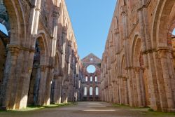 L'imponente abbazia di San Galgano, Siena, Toscana. La chiesa con abside verso est si presenta con una facciata a doppio spiovente ed è suddivisa in tre navate.


