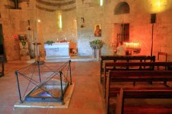 Nella cappella di San Galgano a Montesiepi è conservata la spada che, secondo la credenza popolare, Galgano Guidotti conficcò nella roccia come segno di rinuncia alla vita mondana ...