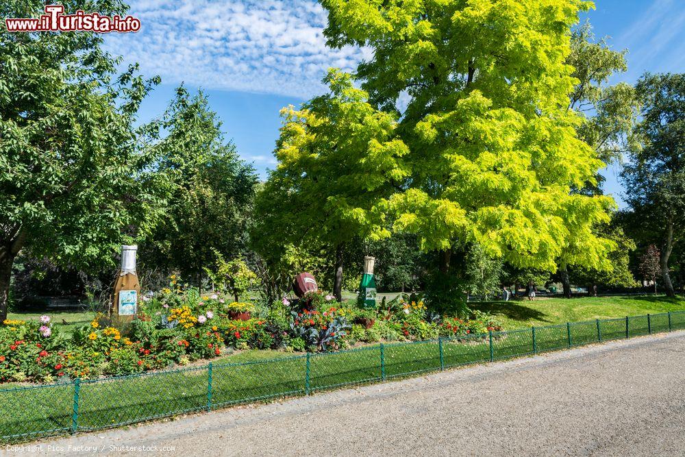 Immagine Uno scorcio del Parco Monceau di Parigi, Francia. E' una delle aree verdi pubbliche più eleganti della capitale tanto da aver influenzato i capolavori di artisti famosi come Monet - © Pics Factory / Shutterstock.com