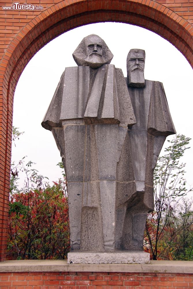 Immagine Nel 1993 aprì i battenti il Memento Park a Budapest per racogliere le statue realizzate durante l'epoca comunista. Qui vediamo quelle di Karl Marx e Friedrich Engels.