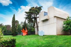 L'architetto Josep Lluís Sert, amico di Miró, pensò l'edificio della Fundació Joan Miró come uno spazio aperto. Fu inauugurato nel 1975 - foto © ...
