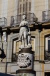 La statua di Mariblanca in Puerta del Sol a Madrid. ...