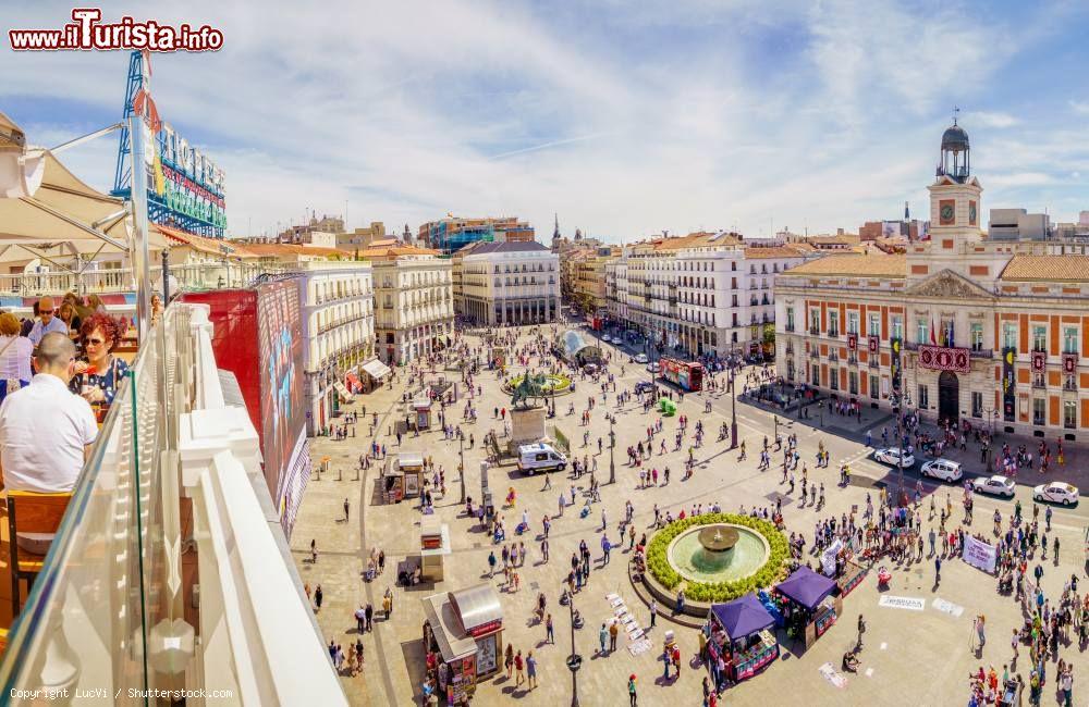Immagine Puerta del Sol è una delle piazze più frequentate diella capitale spagnola. Qui si trova anche l'ufficio della Presidencia de la Comunidad de Madrid - foto © LucVi / Shutterstock.com