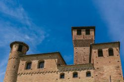 Le torri del Castello dei Principi d'Acaja (XIV secolo) si stagliano contro il cielo di Fossano, Piemonte.