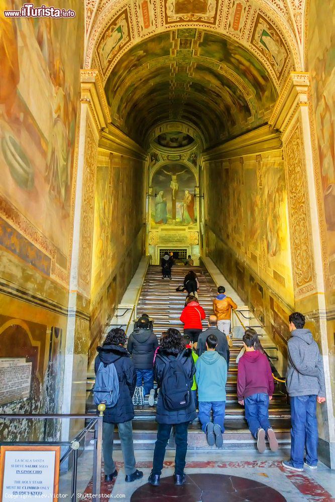 Immagine La Scala Santa che conduce alla Cappella Sancta Sanctorum nel complesso di San Giovanni in Laterano a Roma - © Kiev.Victor / Shutterstock.com