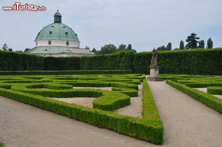 I giardini Libosad  di Kroměř, sullo sfondo la Rotonda centrale del Giardino dei Fiori