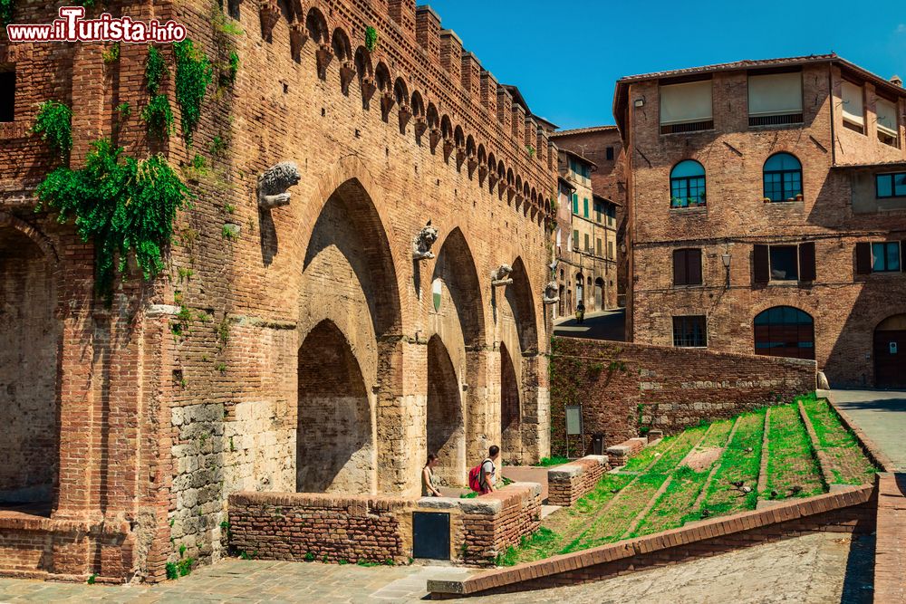 Immagine Fontebranda è una fontana storica del Terzo di Camollia (Siena), citata anche da Dante Alighieri nella Divina Commedia.