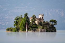 Vincenzo Richieri fece costruire nel 1910 sulla piccola Isola di Loreto, in mezzo al Lago d'Iseo, un castello in stile neogotico.