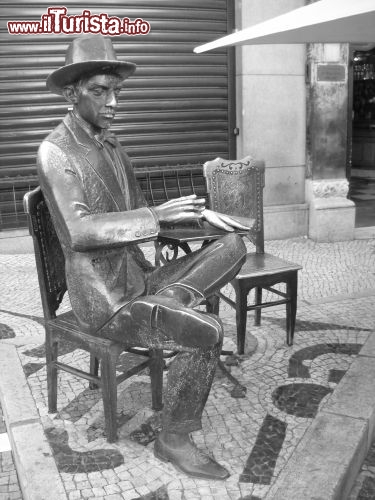 Immagine La statua di Fernando Pessoa, nel Chiado