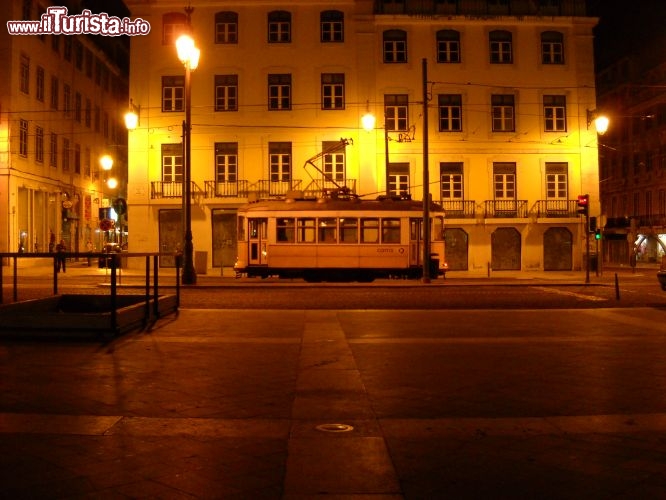Immagine O eltrico, il tram tipico di Lisbona, qui nella Praa da Figueira